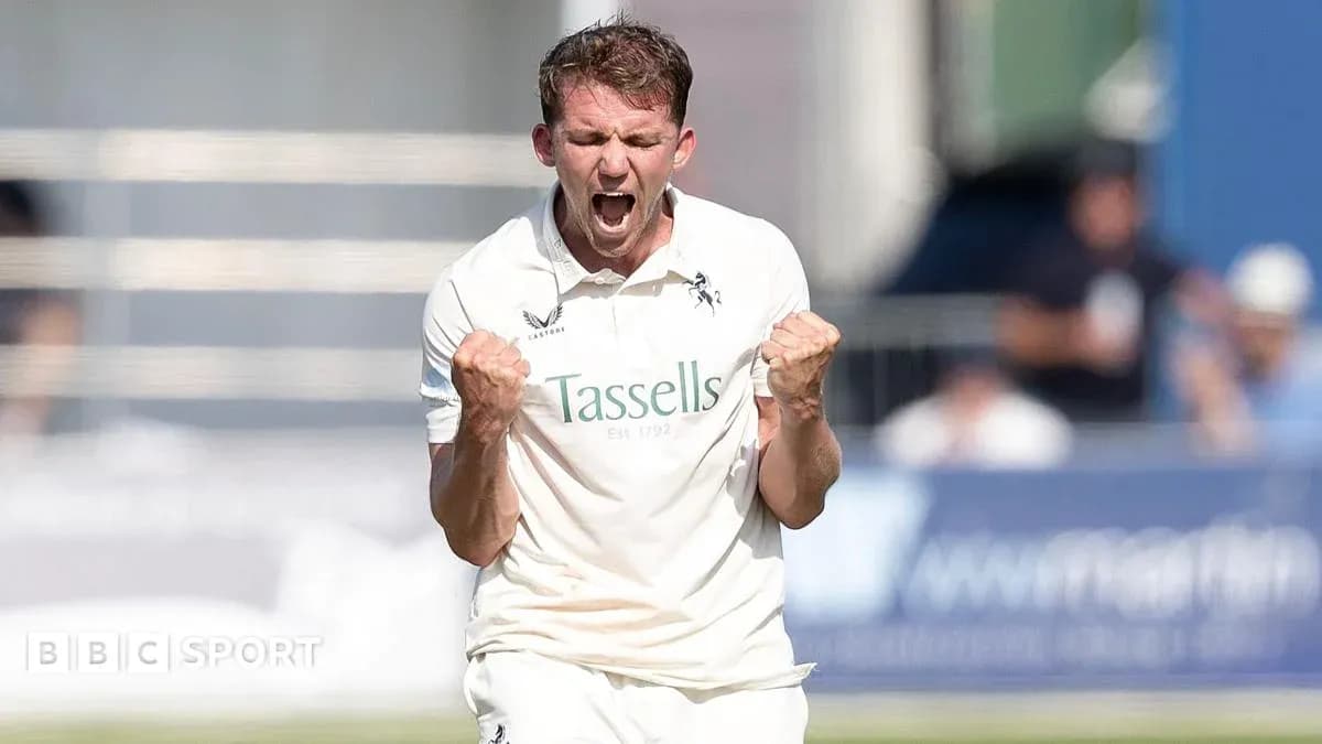 Jugador de cricket celebrando tras una wicket Jugador de cricket celebrando tras una wicket