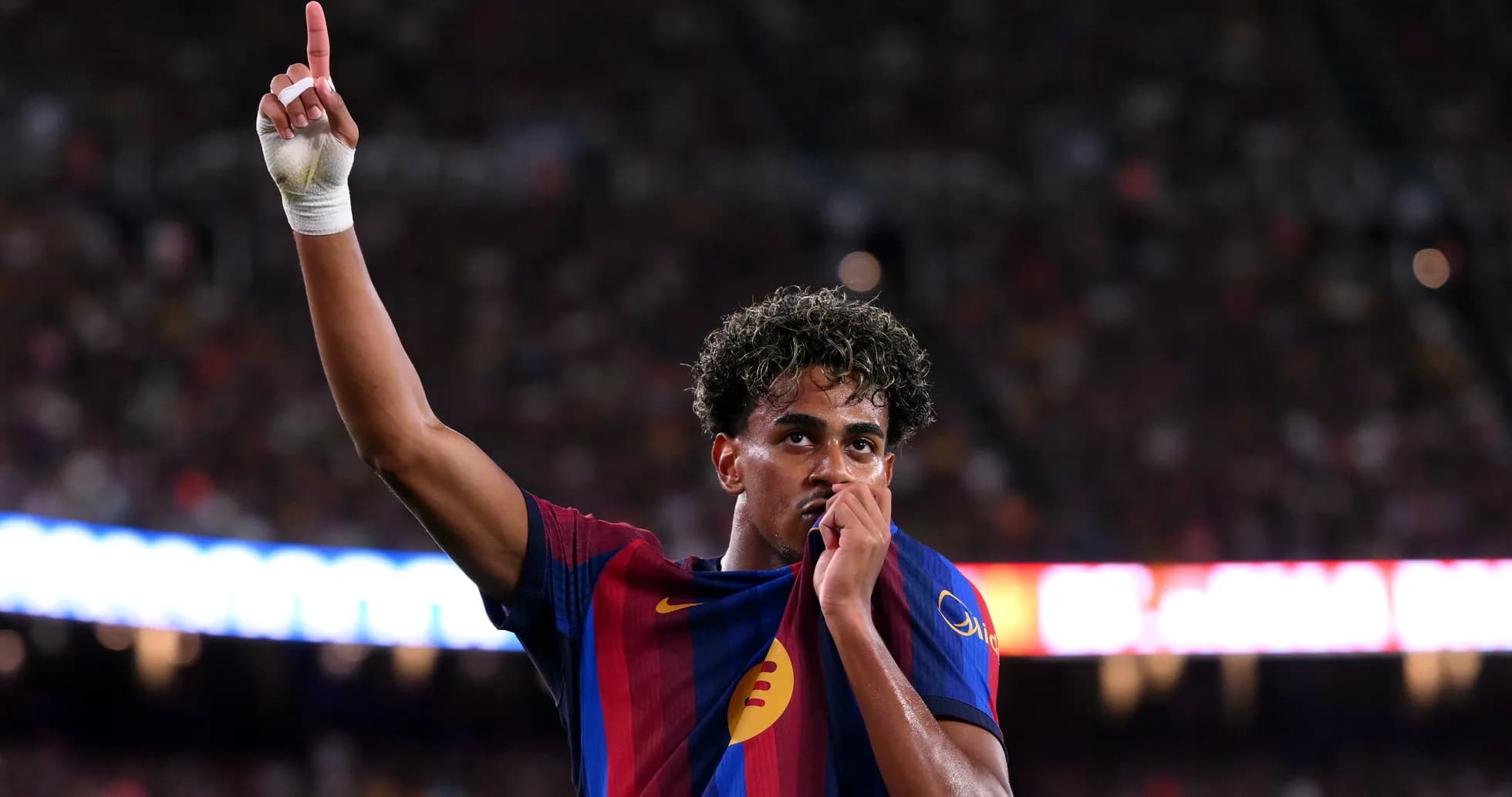 Jugador del Barcelona celebrando con la camiseta Jugador del Barcelona celebrando con la camiseta