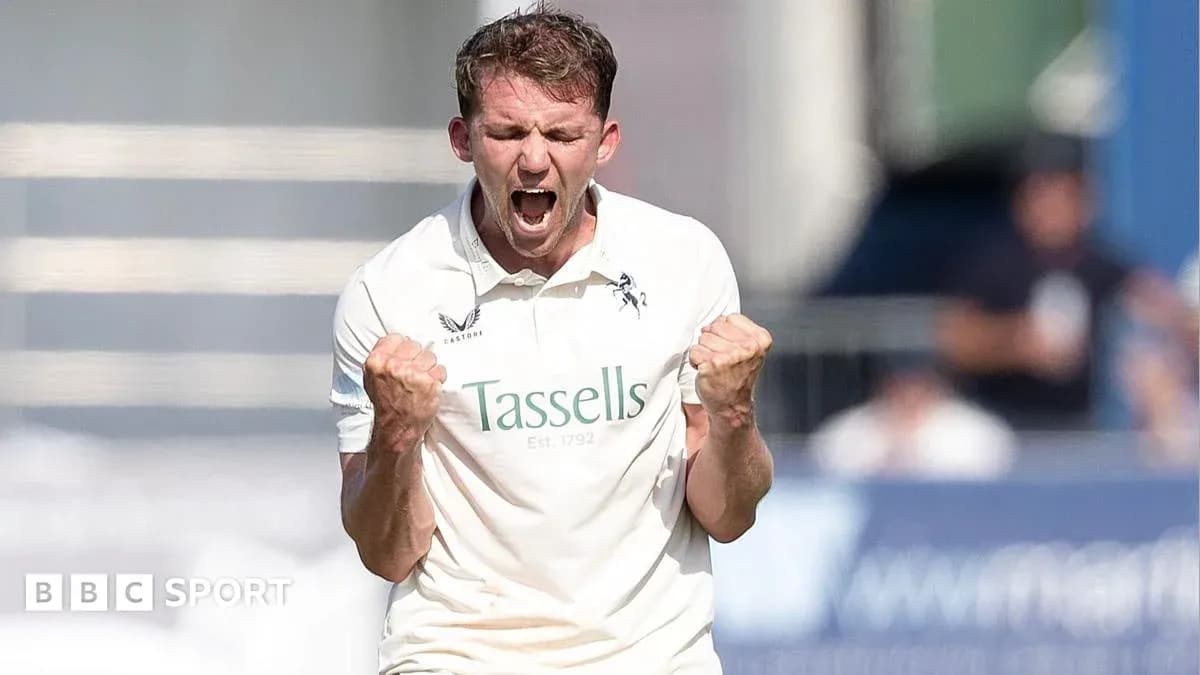 Jugador de cricket celebrando una wicket con entusiasmo Jugador de cricket celebrando una wicket con entusiasmo