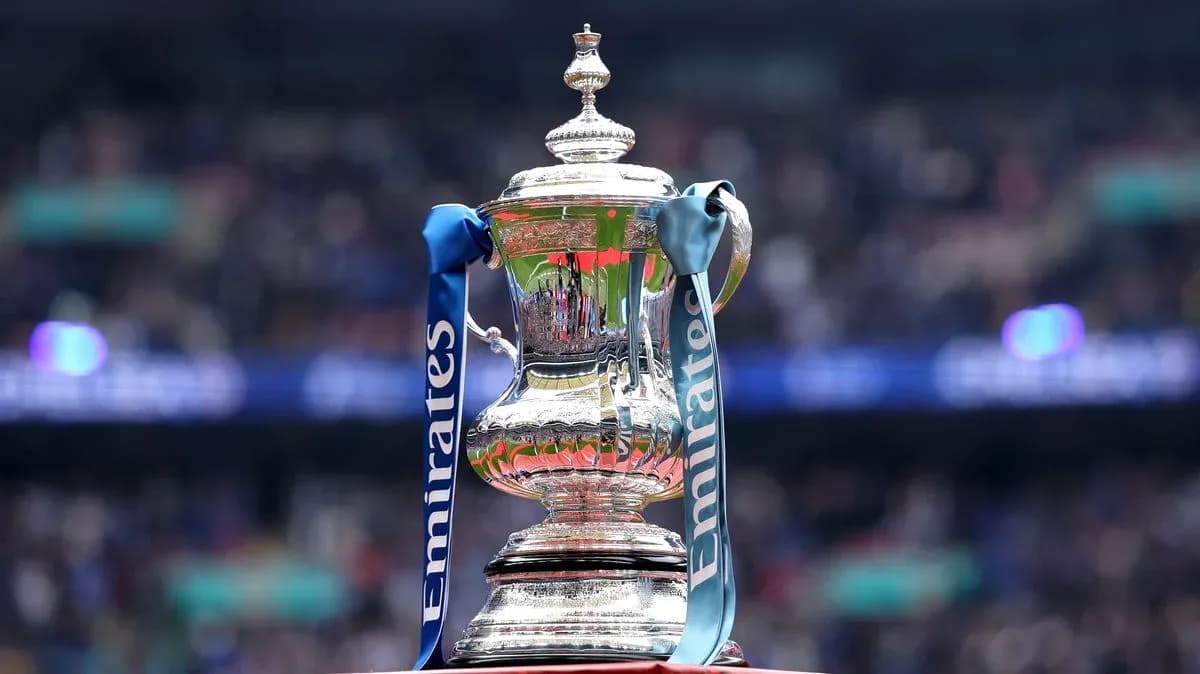 Trofeo de la FA Cup con cintas azules Trofeo de la FA Cup con cintas azules