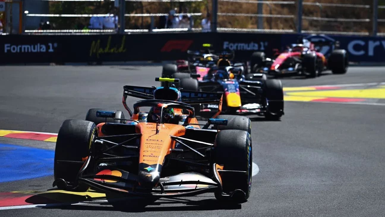 Tres coches de Fórmula 1 compitiendo en la pista Tres coches de Fórmula 1 compitiendo en la pista