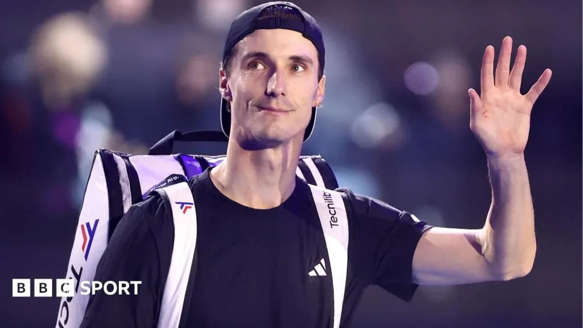 Jugador de tenis saludando con mochila deportiva Jugador de tenis saludando con mochila deportiva