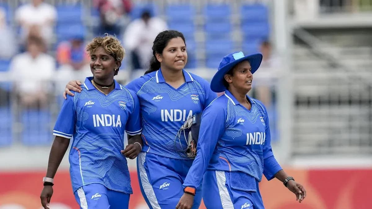 Jugadoras de cricket de India caminando juntas en el campo Jugadoras de cricket de India caminando juntas en el campo