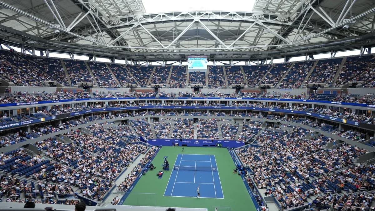 Estadio Arthur Ashe lleno durante un partido de tenis Estadio Arthur Ashe lleno durante un partido de tenis