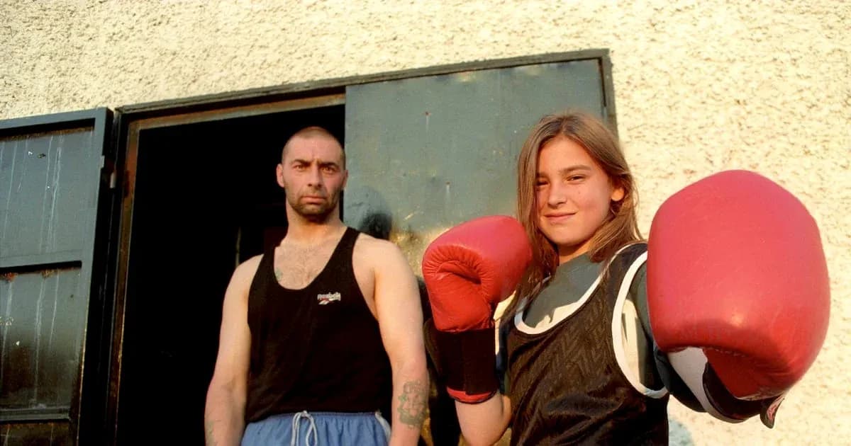 Niña boxeadora con guantes rojos y entrenador Niña boxeadora con guantes rojos y entrenador