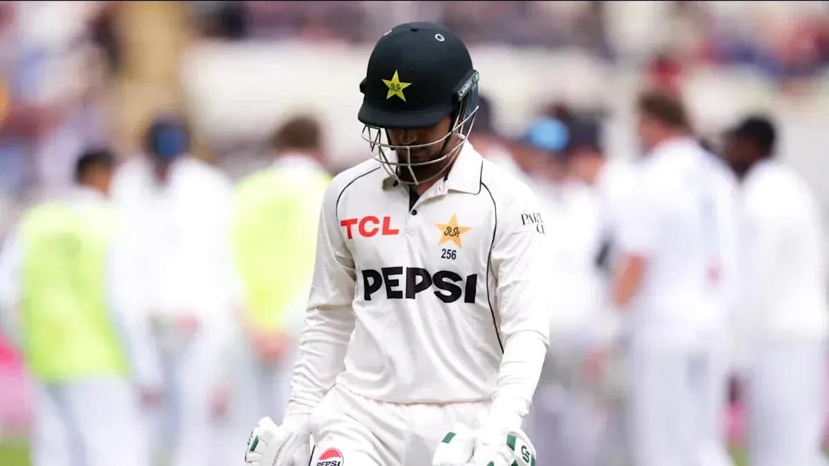Jugador de críquet de Pakistán caminando hacia el vestuario Jugador de críquet de Pakistán caminando hacia el vestuario
