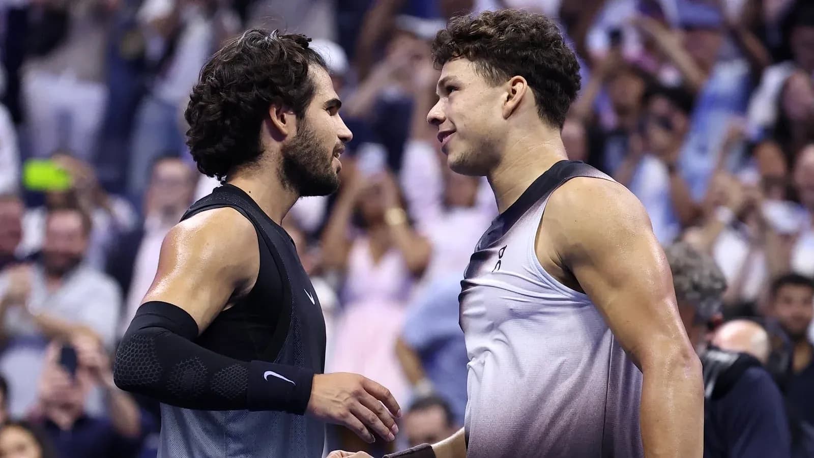 Jugadores saludándose después del partido de tenis Jugadores saludándose después del partido de tenis