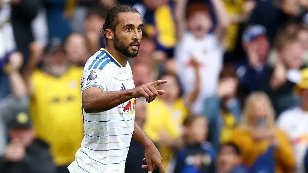 Jugador señalando a la multitud tras un gol Jugador señalando a la multitud tras un gol