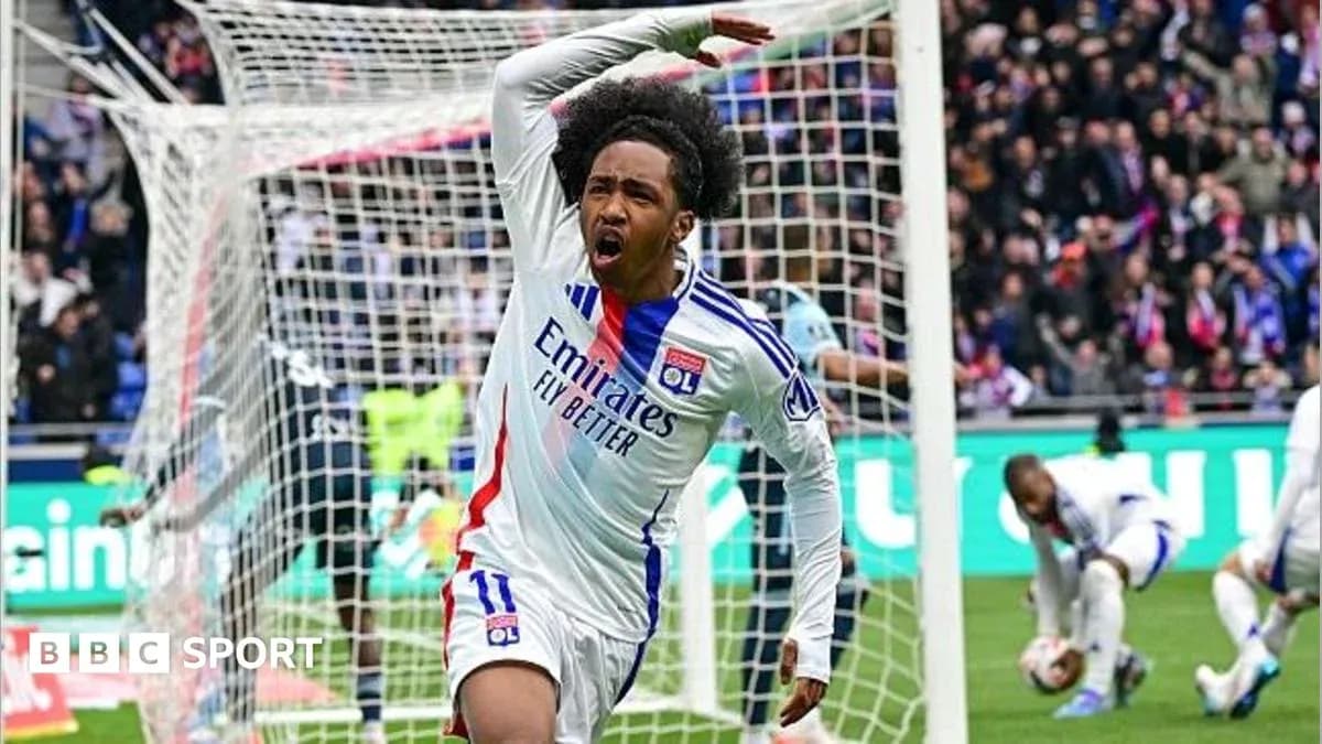 Jugador de Olympique de Lyon celebrando un gol Jugador de Olympique de Lyon celebrando un gol