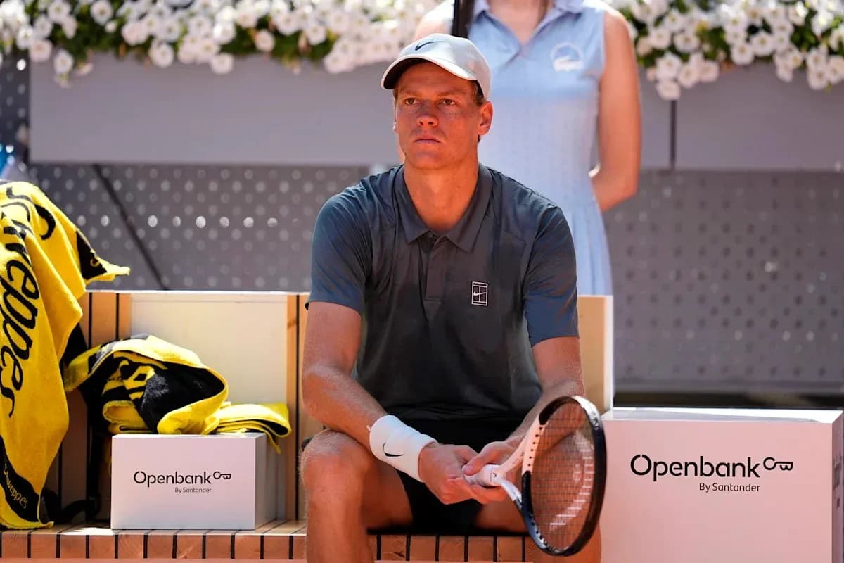 Jugador de tenis sentado en el banquillo durante partido Jugador de tenis sentado en el banquillo durante partido