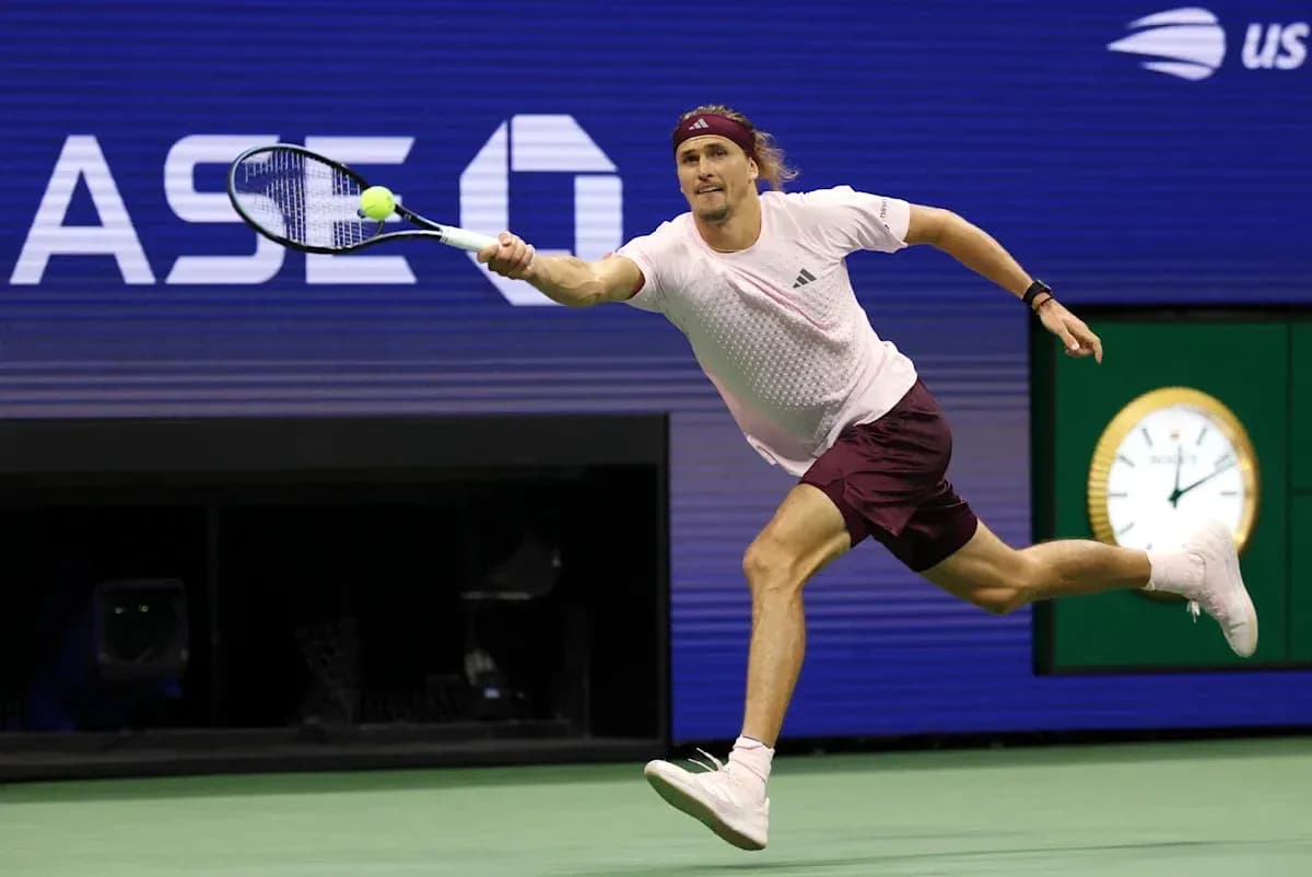 Jugador de tenis alcanzando la pelota en la cancha Jugador de tenis alcanzando la pelota en la cancha
