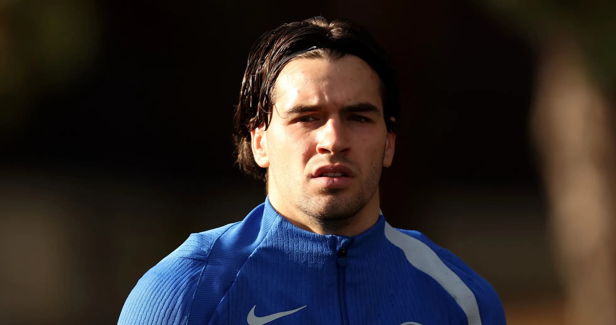 Jugador en entrenamiento con chaqueta azul Jugador en entrenamiento con chaqueta azul