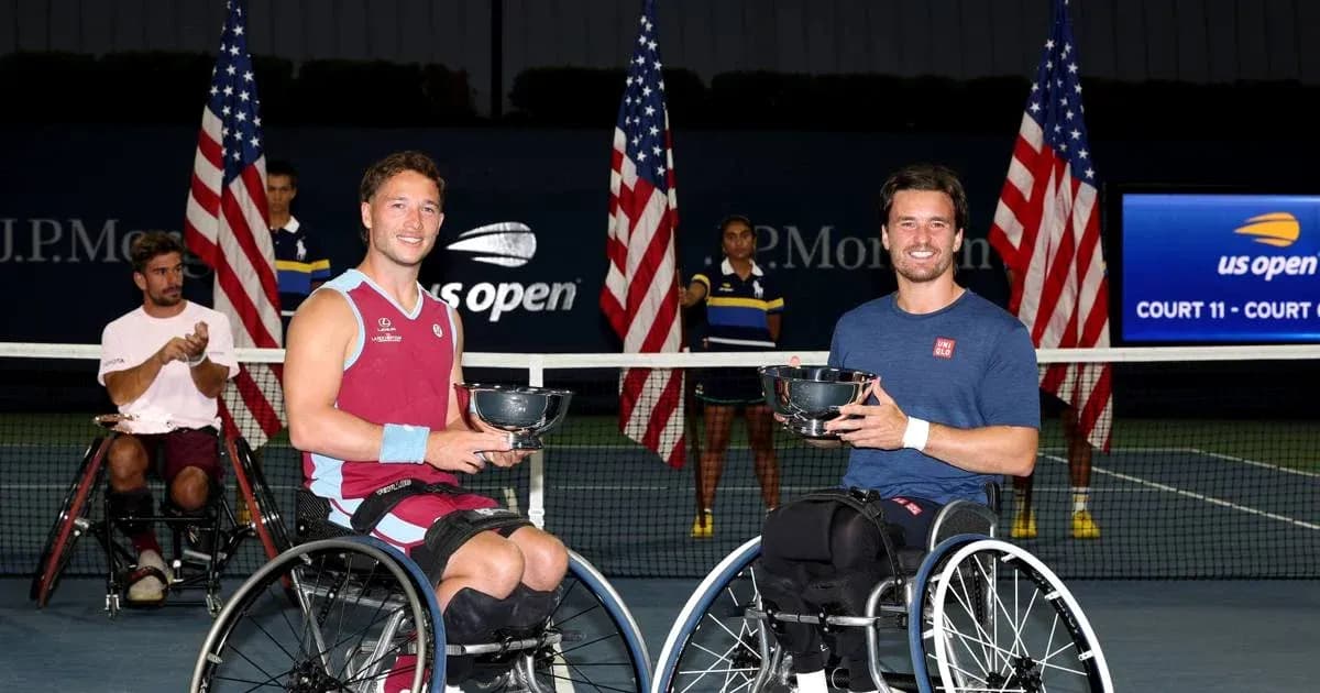 Jugadores en sillas de ruedas sosteniendo trofeos en US Open Jugadores en sillas de ruedas sosteniendo trofeos en US Open