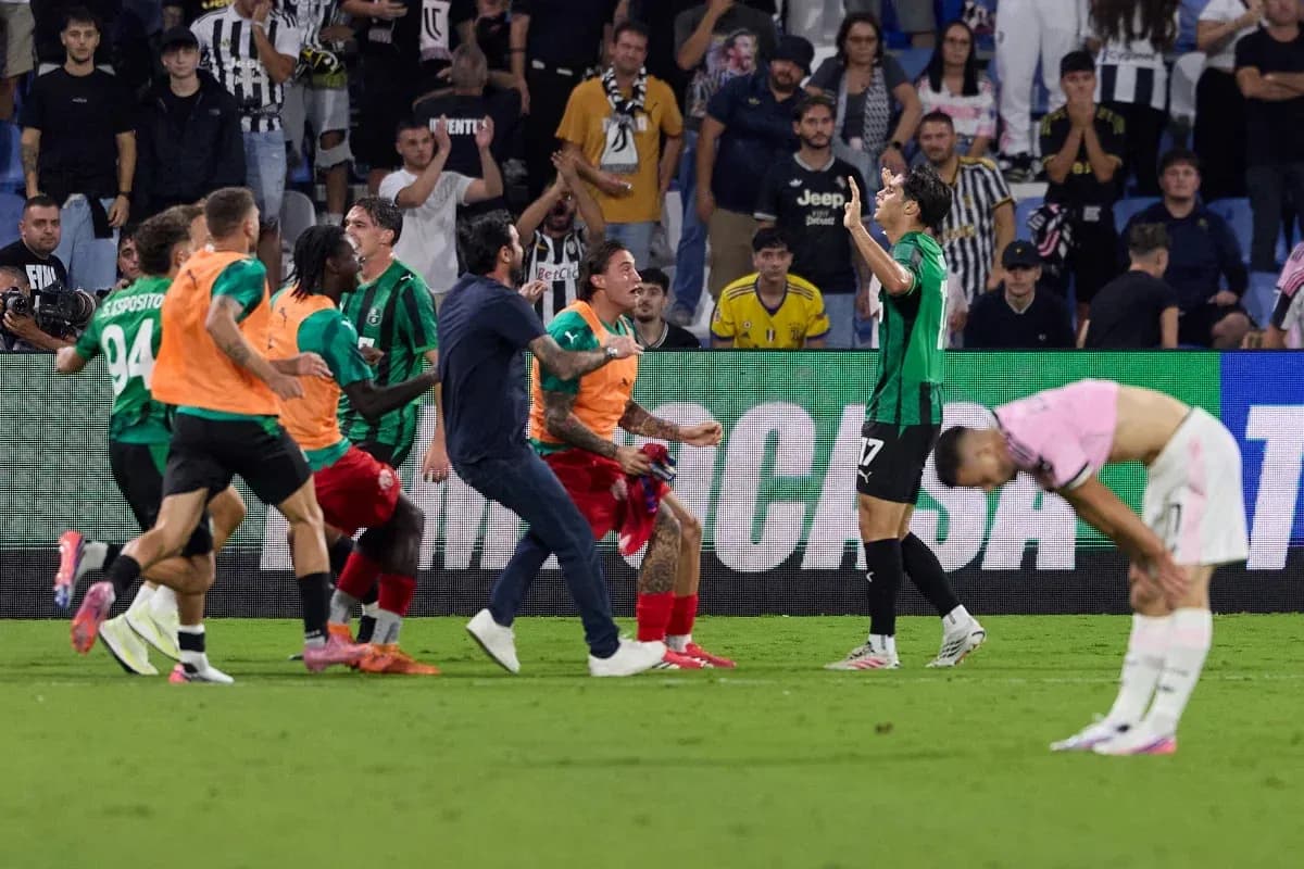Jugadores de Sassuolo celebrando un gol en el campo Jugadores de Sassuolo celebrando un gol en el campo