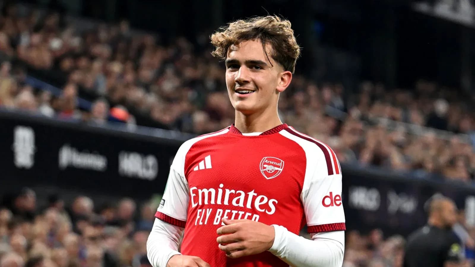 Jugador de Arsenal sonriendo en el campo de juego Jugador de Arsenal sonriendo en el campo de juego