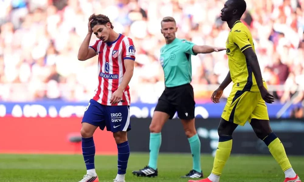 Jugador de Atlético de Madrid con expresión de frustración Jugador de Atlético de Madrid con expresión de frustración